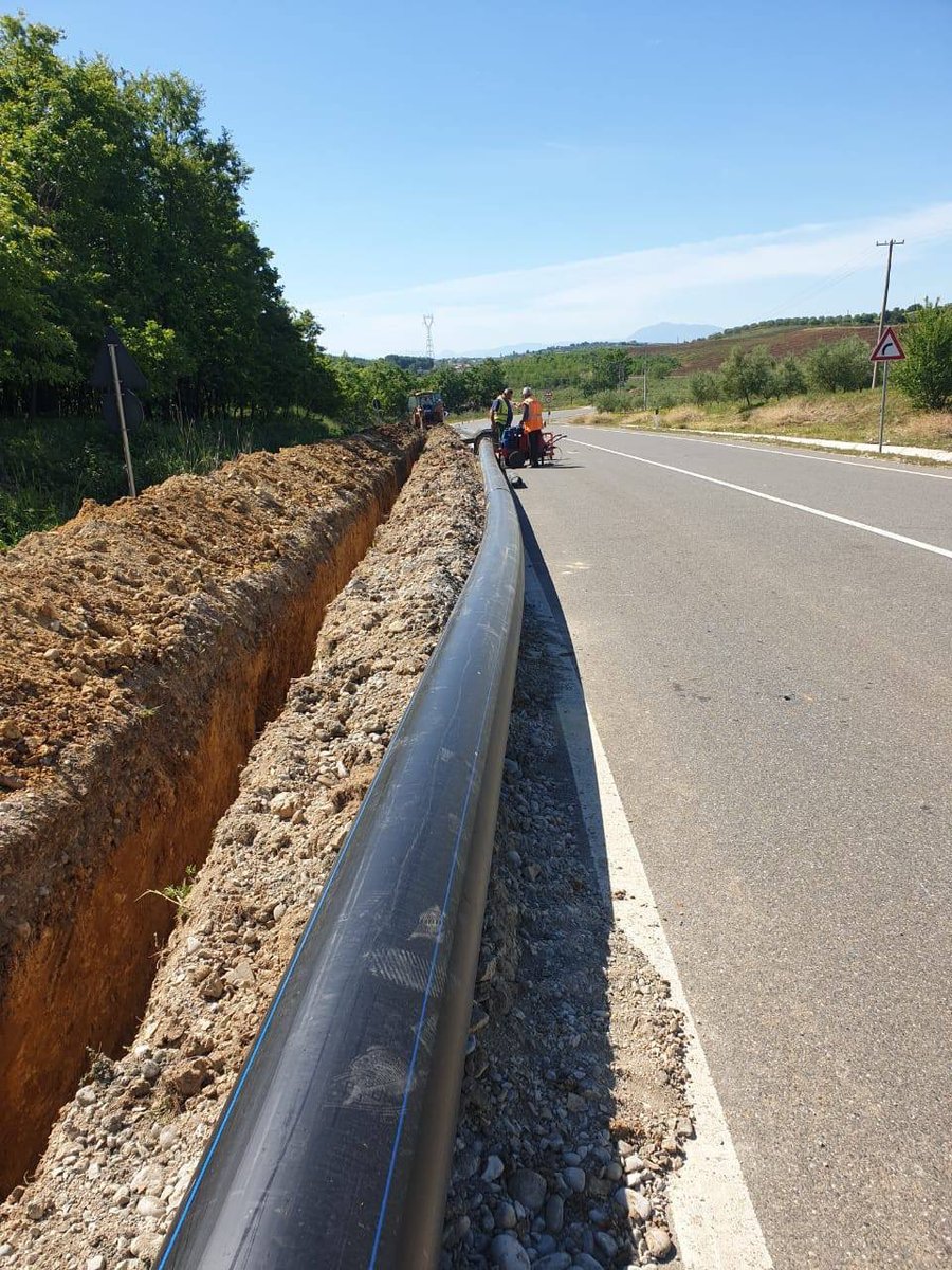 ABllako's tweet photo. 💧 #Belsh | 👷♂️🚧 Vijon puna me ritme të larta në 3 lotet e kantierit të ujit për qytetin e Belshit & 34 fshatra.
👉 Për herë 1-rë implementojmë në sektorin e ujit ⚡️ burim nga energjia diellore me panele fotovoltaike.
🎯#Belsh2021 24 orë furnizim 🚰 për 33.000 banorë #SDG6 https://t.co/mSiOu0I96T