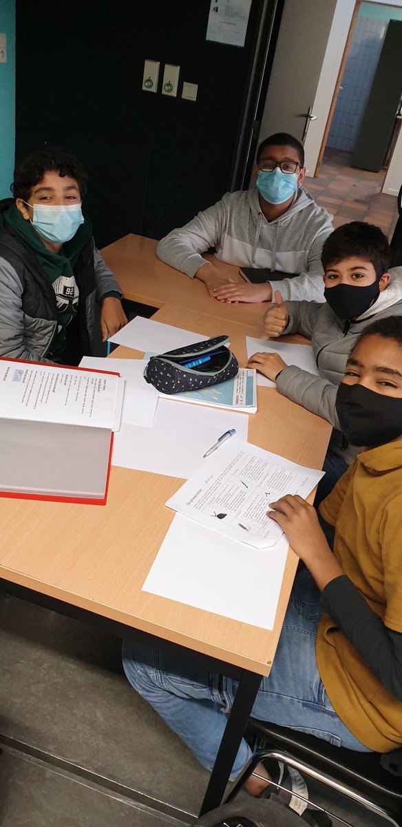 AtheneumMXM's tweet photo. Teamteaching in 1A. 2 klassen 2 leerkrachten en een @kdghogeschool studente. De leerlingen ontwerpen in een 4uur lesblok een nieuw eiland. Artistiek vanuit PO en talig vanuit Nederlands. #MAXmethode https://t.co/CJoLOYIYCb