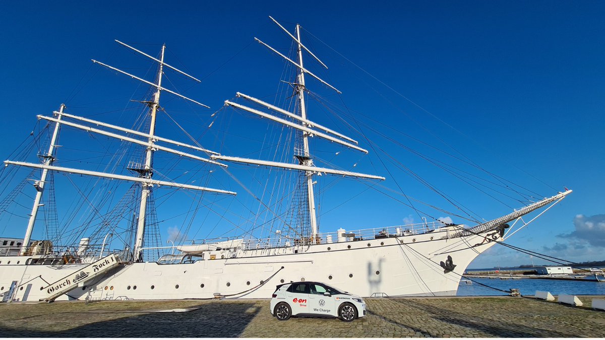 id3marathon's tweet photo. Bei bestem Kaiserwetter ging es heute durch die #Hansestadt #Stralsund und über die moderne #Rügenbrücke nach #Bergen auf #Rügen! In Stralsund stoppte das Team an der graziösen Lady in White, dem Dreimaster #Gorch_Fock_1  

#id3 #id3deutschlandtour #VWID3 #ShapingMobility https://t.co/gT8MT1PhPP
