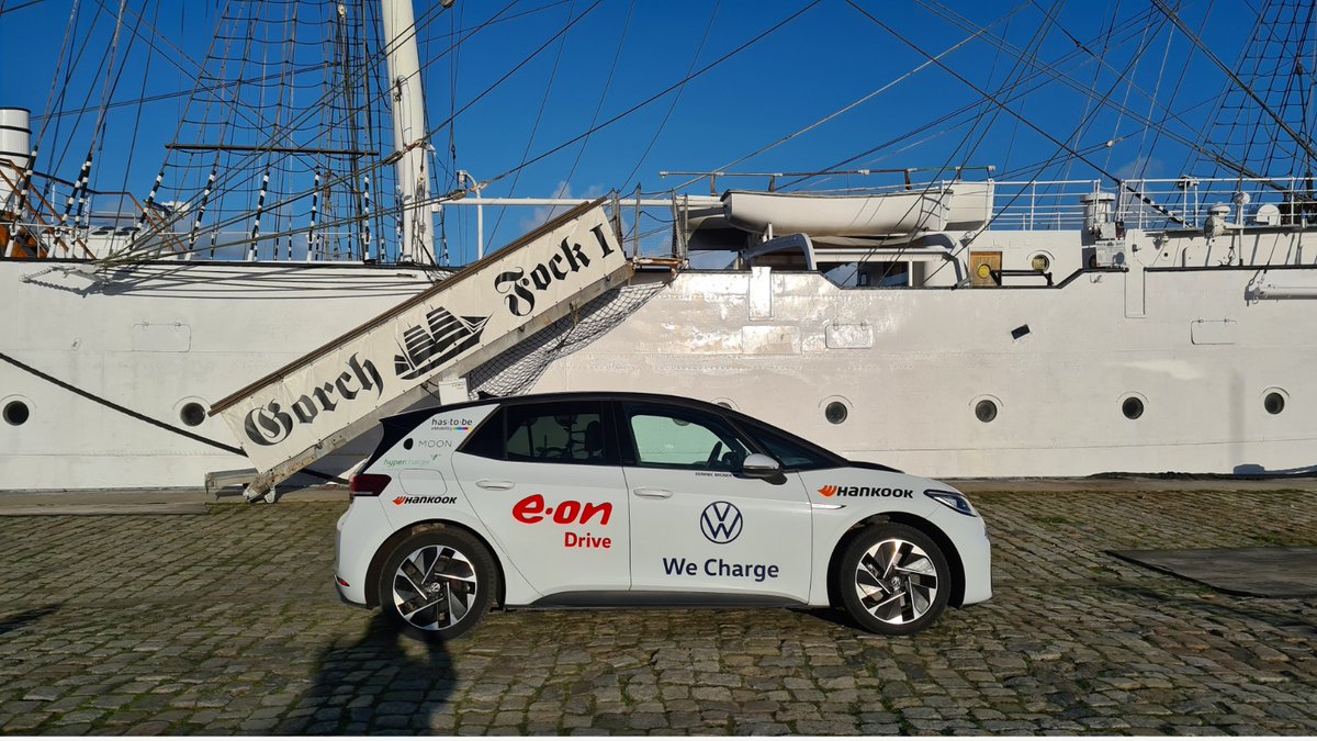 id3marathon's tweet photo. Bei bestem Kaiserwetter ging es heute durch die #Hansestadt #Stralsund und über die moderne #Rügenbrücke nach #Bergen auf #Rügen! In Stralsund stoppte das Team an der graziösen Lady in White, dem Dreimaster #Gorch_Fock_1  

#id3 #id3deutschlandtour #VWID3 #ShapingMobility https://t.co/gT8MT1PhPP