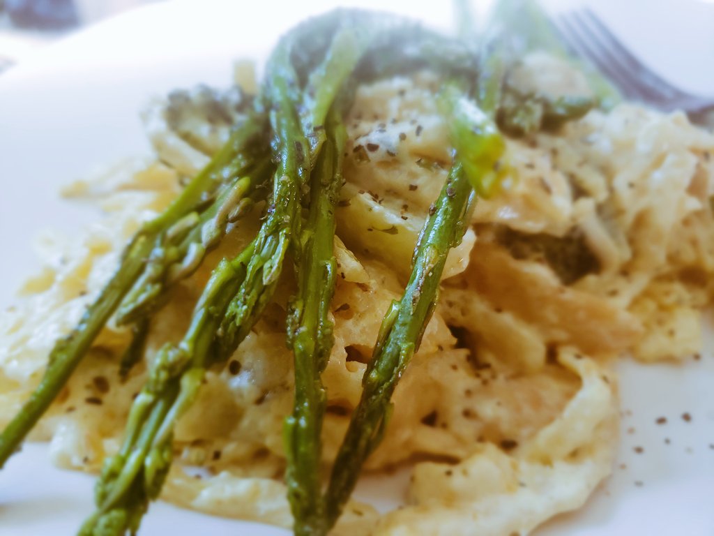 DanielleRidgew4's tweet photo. Today's lunch: chicken and brocolli Alfredo and asparagus 🥰 #IthinkImachefsometimes #cooking #homemadealfredosauce #food #cookingbeauty https://t.co/JzXPuwXiyZ