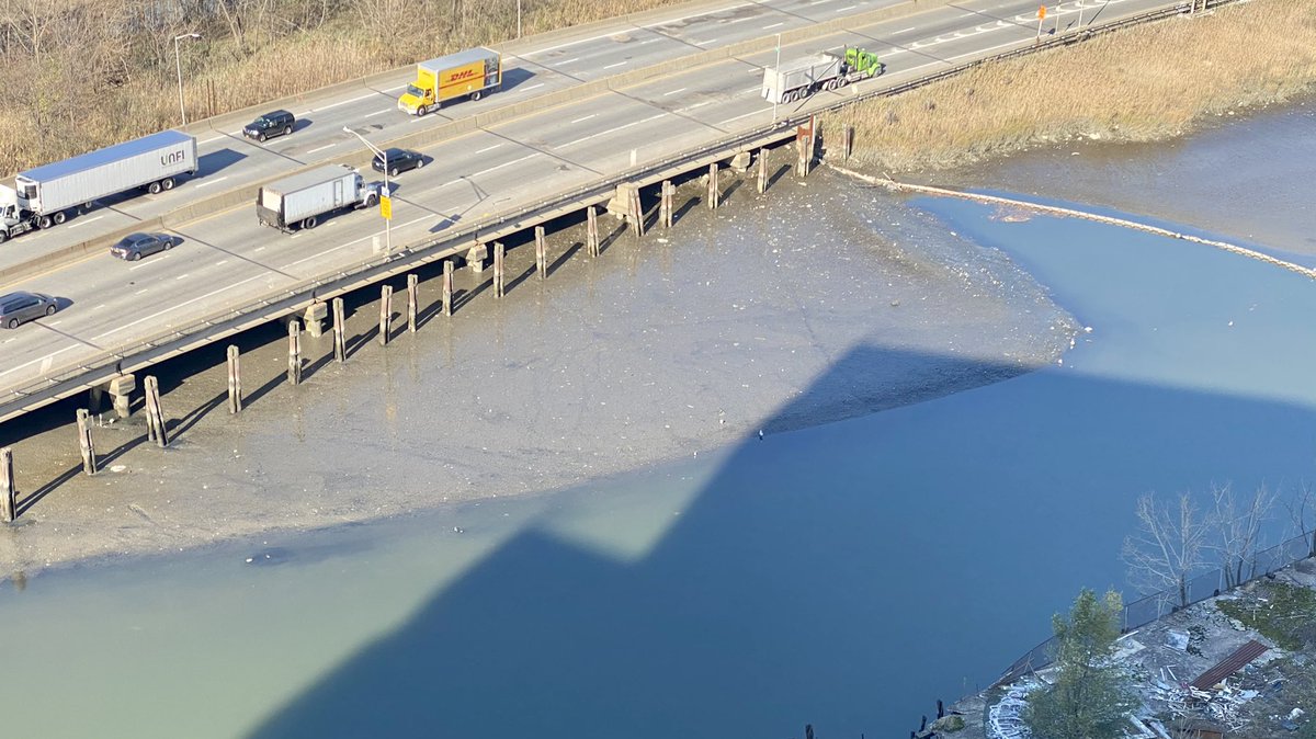 toddleong's tweet photo. Flushing Creek at low tide today. There is a big part of the Flushing community, namely people like me who live next door to it, that would like to see this cleaned up. Look at that sludge. Who but private developers is willing to pay to improve the environment? #SFWDistrict https://t.co/1ULRlSyFIw