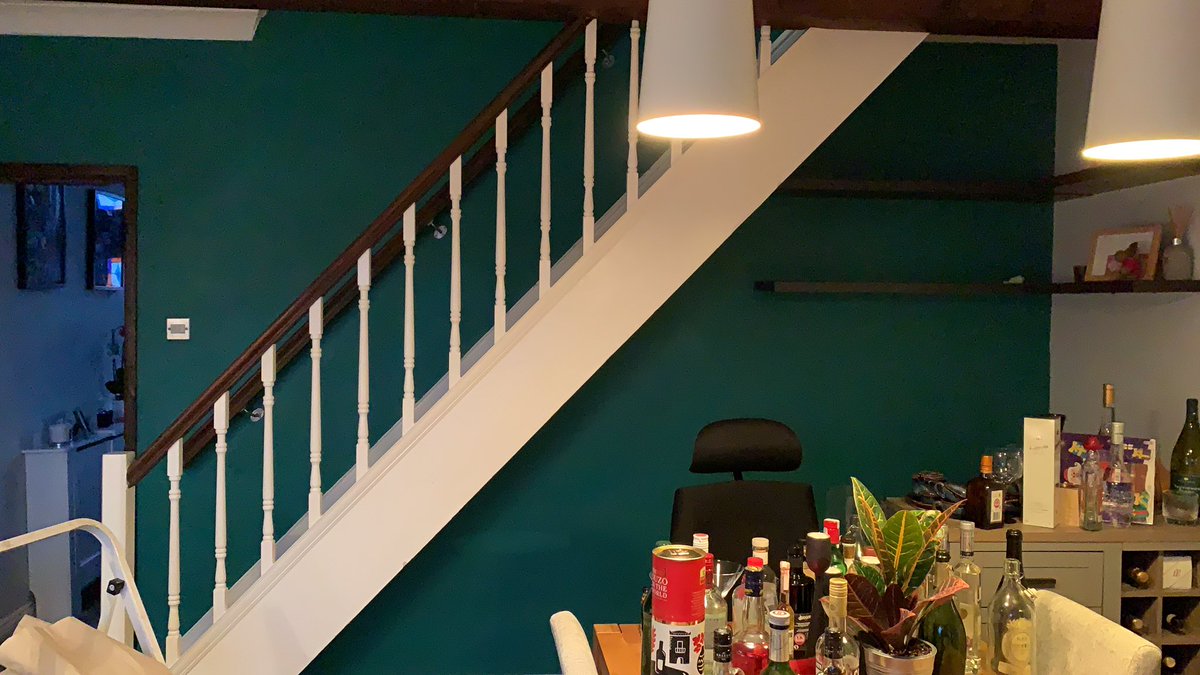 Jrichardson_'s tweet image. The red has gone and the first coat of green is on 😍 #kitchendecorating