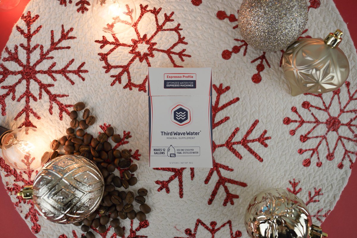 thirdwavewater's tweet photo. The perfect gift for any coffee connoisseur ☕️👌🏼😍 Don’t wait till the last minute this year (like me, probably)! ❄️☃️🎄🤶🏼🎅🏼
#thirdwavewater #waterforcoffee #coffeegear #coffeesetup #coffeewater #coffee #water #minerals #christmas #holidays #brewmethod #pourover #specialtycoffee https://t.co/9j1ilDze4N