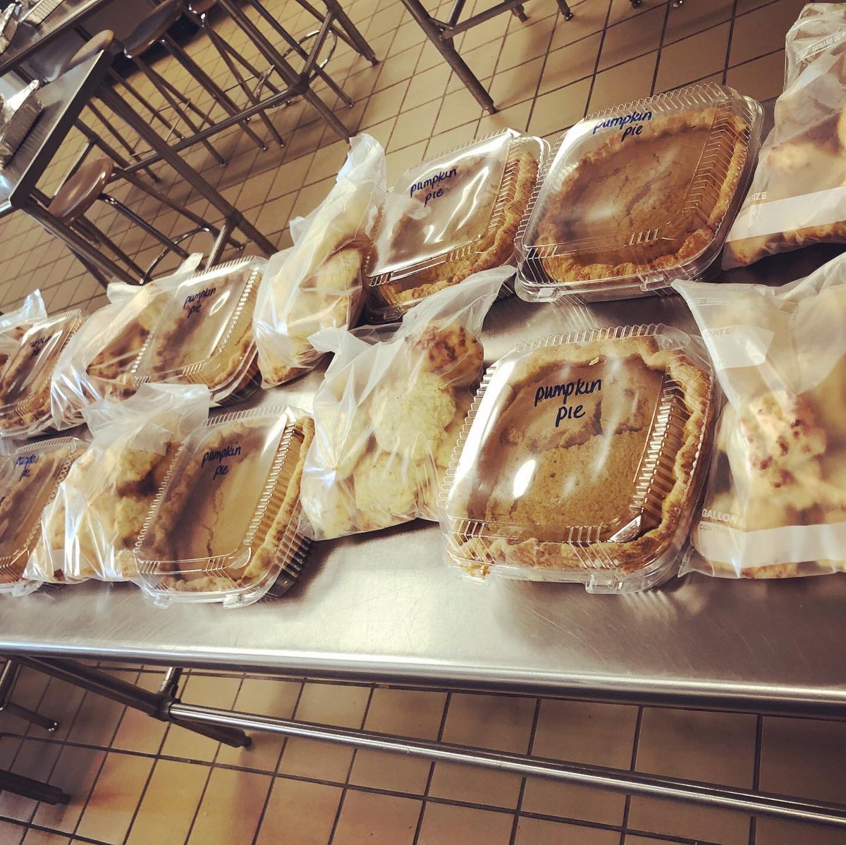 KKreuter12's tweet photo. “Individually, we are one drop 💧Together, we are an ocean 🌊”  Donating Thanksgiving meals to the community. #wearedalers #dalerstrong #FHSCTEFACS #community @WeAreDalers @SThompsonEdD @PaulDefendini @FHSDalers https://t.co/YzZ9QGNJtm