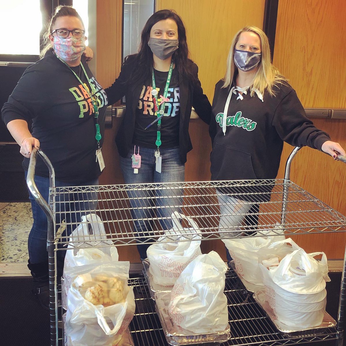 KKreuter12's tweet photo. “Individually, we are one drop 💧Together, we are an ocean 🌊”  Donating Thanksgiving meals to the community. #wearedalers #dalerstrong #FHSCTEFACS #community @WeAreDalers @SThompsonEdD @PaulDefendini @FHSDalers https://t.co/YzZ9QGNJtm