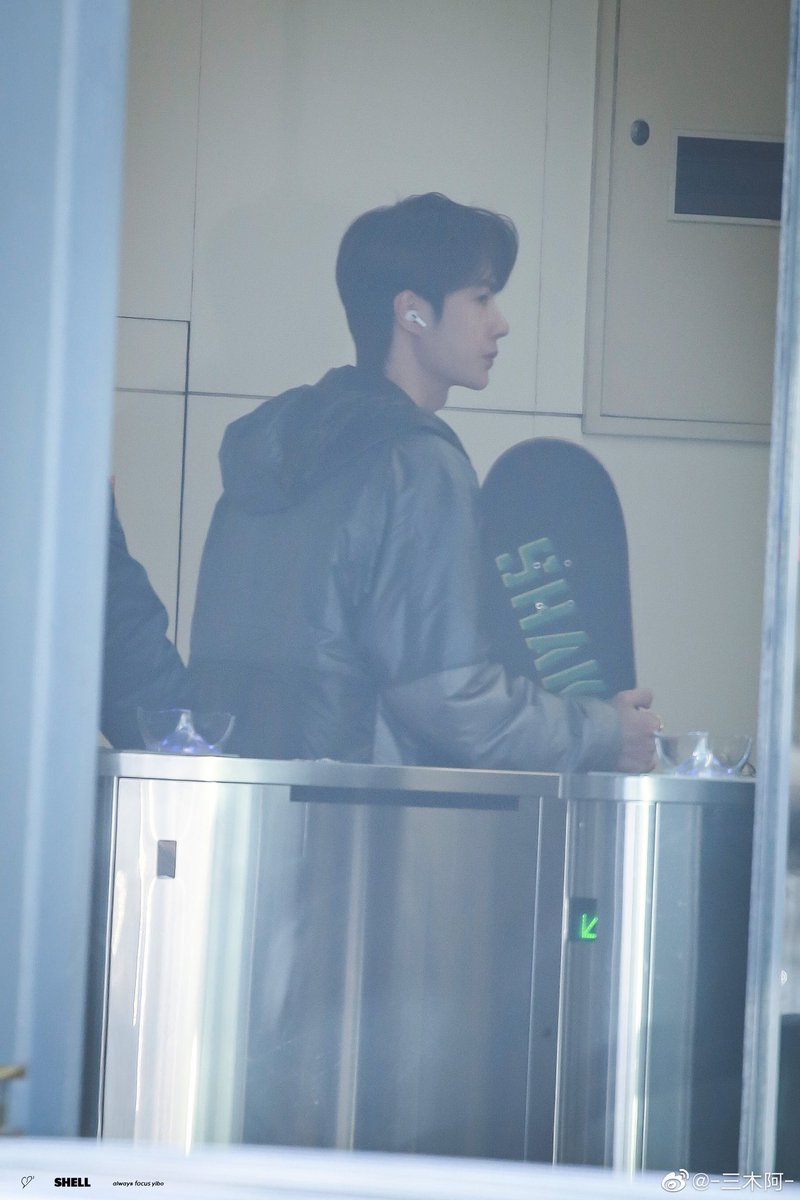 Okay i still have many but too much spamming so this is the last, he uses airpods too