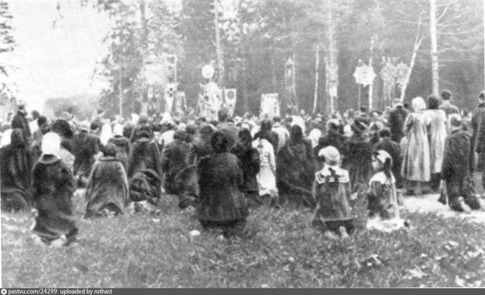 After the cemetery was created in 1915 it became a place of public display of grief: hundreds of Moscow residents showed up for memorial services on site. This practice, however, disappeared quickly after 1918.