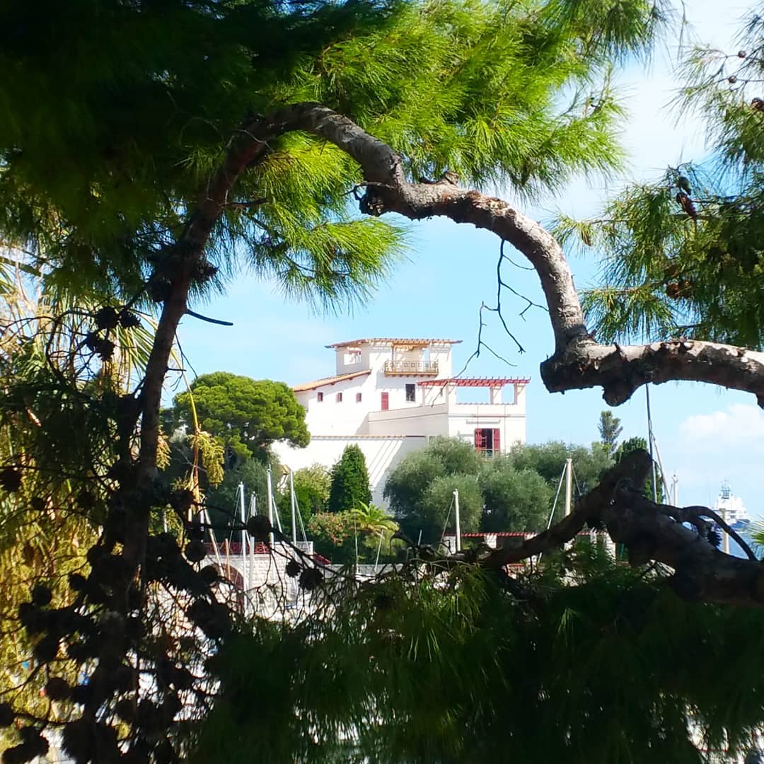 Absolutely loved & slightly obsessed by Villa Kerylos so this is gonna be a A Winter WanderlustVilla Kerylos Appreciation ThreadOnce inside,I quickly moved anything new n modernout the way sharpish before filming as I went round, f'll'd by the Dir PuttingEverythingBack.