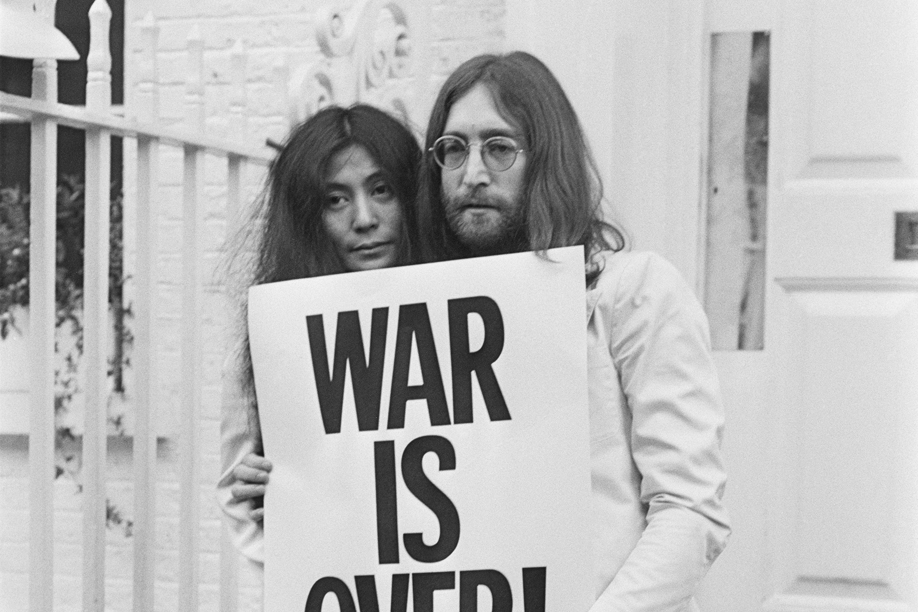Джон Леннон и Йоко оно War is over