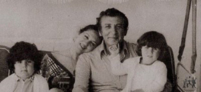 بلقيسُ ..
كيف تركتِنا في الريح ..
نرجِفُ مثل أوراق الشَّجَرْ ؟

وتركتِنا - نحنُ الثلاثة - ضائعينَ
كريشةٍ تحت المطرْ ..

أتُرَاكِ ما فكَّرتِ بي ؟
وأنا الذي يحتاجُ حبَّكِ .. 
مثل (زينبَ) أو (عُمَرْ) 

"#نزار_قباني"

#اقتباسات_أدب