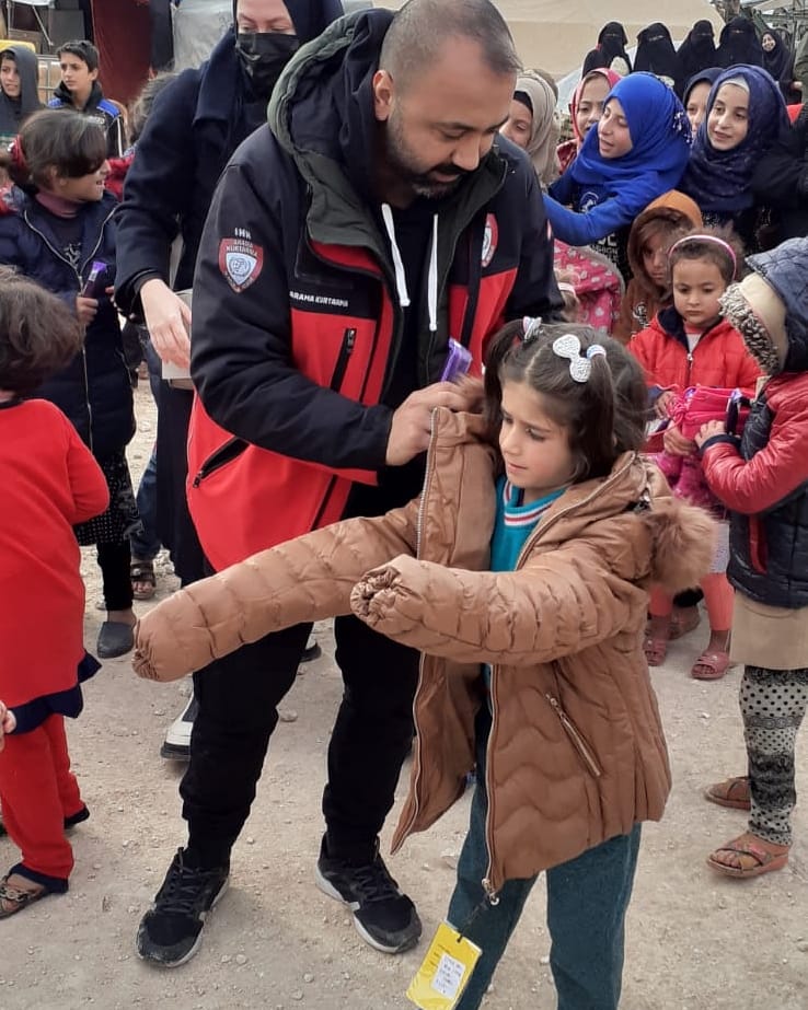 ihhoffroad's tweet photo. Suriyede Tekstil yardımları dağıtım merkezimizde ve  kamplarda ihtiyaç sahibi yavrularımıza verilmek için bize teslim edilen 1000 mont ve 1000 bot'un dağıtımını gerçekleştirdik. Bu yavrularımızdan yardımlarını esirgemeyen tüm bağışçılarımıza teşekkür ederiz. https://t.co/K5FD1lHzlu