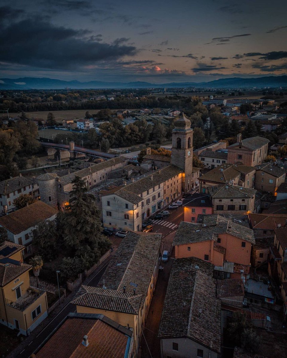 UmbriaTourism's tweet photo. #Petrignano è una frazione di #Assisi: un pugno di case che disegna sulle rive del fiume Chiascio un borgo piccolo, ma ritenuto in passato tanto strategico da essere a lungo conteso tra Perugia e Assisi
https://t.co/DK89BZcPbm
Ph roberto_giacche_photographer
#umbriacuoreverde https://t.co/Qzl9YKTBb0