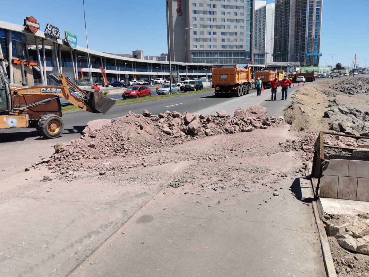 AntofagastaMuni's tweet photo. Tras no lograr eco de la autoridad competente y en vista de la demanda ciudadana, funcionarios municipales realizaron trabajos de mejoramiento en ciclovía de la costanera, lugar presentaba un evidente peligro. Llamado es a sumar esfuerzos de organismos gubernamentales regionales https://t.co/CDaByFsLN6