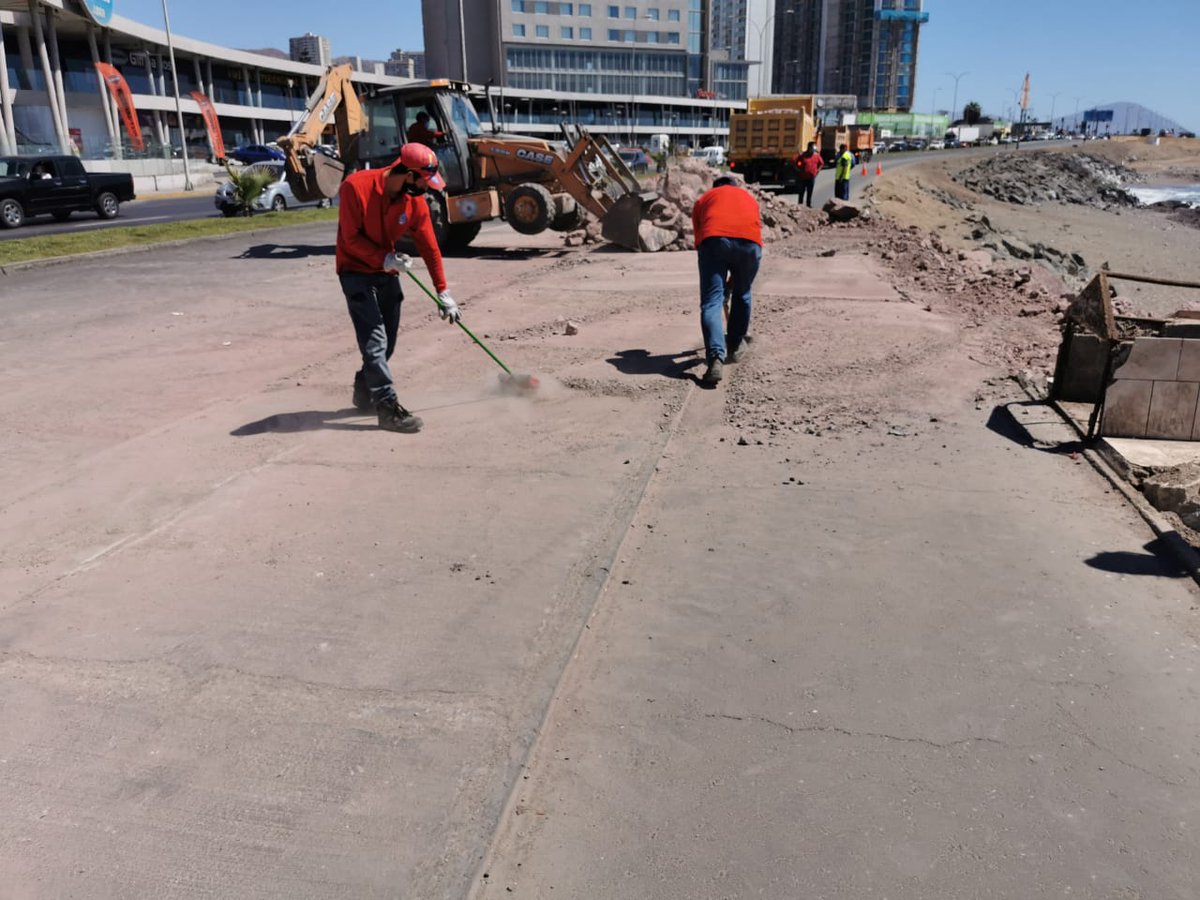 AntofagastaMuni's tweet photo. Tras no lograr eco de la autoridad competente y en vista de la demanda ciudadana, funcionarios municipales realizaron trabajos de mejoramiento en ciclovía de la costanera, lugar presentaba un evidente peligro. Llamado es a sumar esfuerzos de organismos gubernamentales regionales https://t.co/CDaByFsLN6