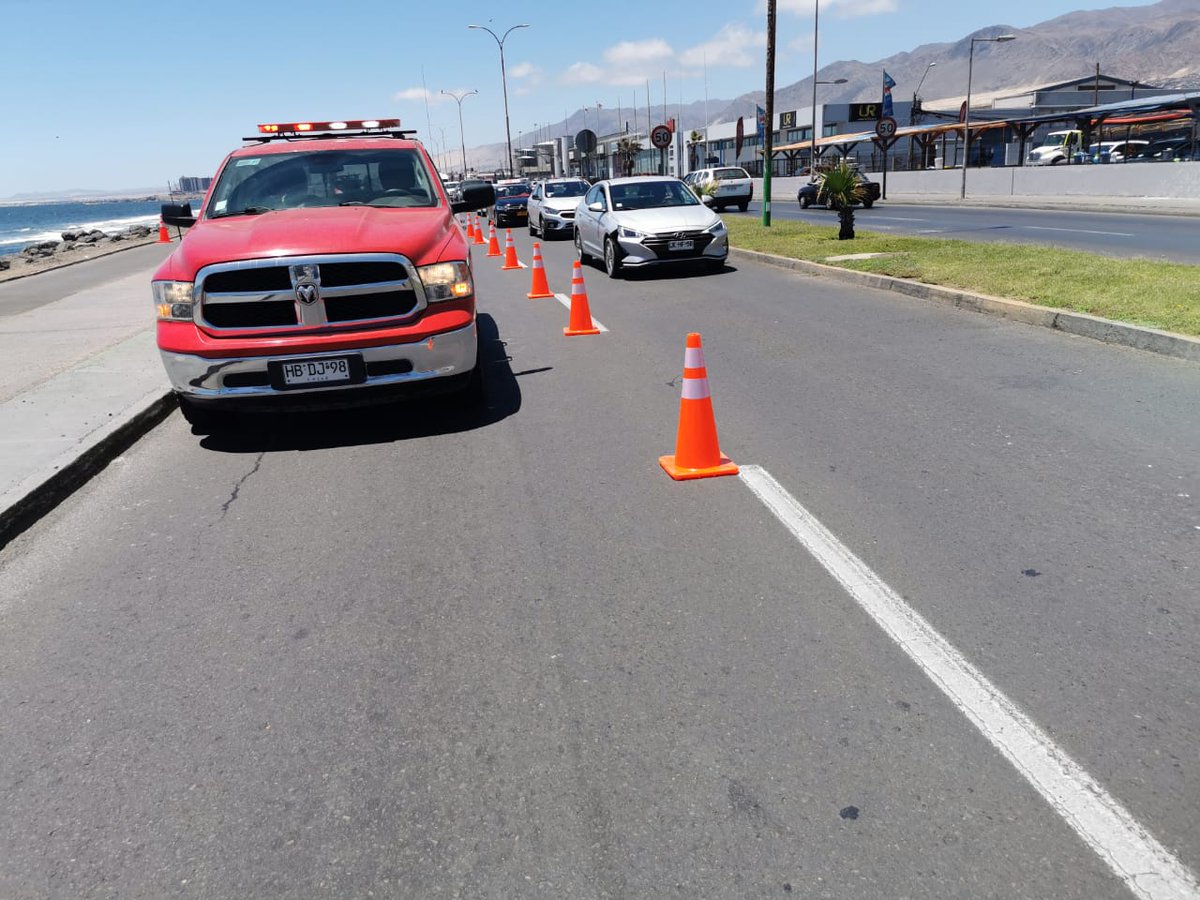 AntofagastaMuni's tweet photo. Tras no lograr eco de la autoridad competente y en vista de la demanda ciudadana, funcionarios municipales realizaron trabajos de mejoramiento en ciclovía de la costanera, lugar presentaba un evidente peligro. Llamado es a sumar esfuerzos de organismos gubernamentales regionales https://t.co/CDaByFsLN6