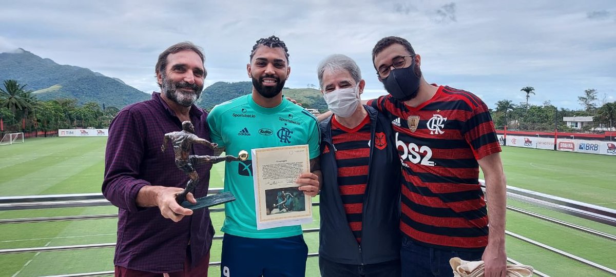 Flamengo's tweet photo. O nosso @gabigol recebeu nesta sexta-feira uma escultura em comemoração aos gols marcados no bicampeonato da Libertadores. A peça foi encomendada pelo desembargador José Muiños (d) e confeccionada por Edgard Duvivier (e). #CRF https://t.co/8gmXKEip0X