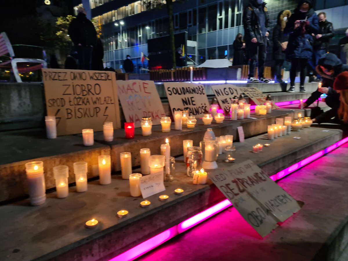 LukaszKohut's tweet photo. Milczący Protest w #Katowice ⚡
#StrajkKobiet #WyrokNaKobiety #piekłokobiet https://t.co/VTrq7bLYKr