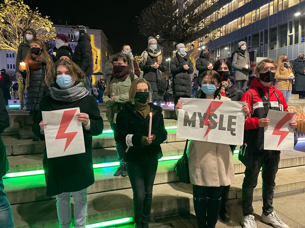LukaszKohut's tweet photo. Milczący Protest w #Katowice ⚡
#StrajkKobiet #WyrokNaKobiety #piekłokobiet https://t.co/VTrq7bLYKr
