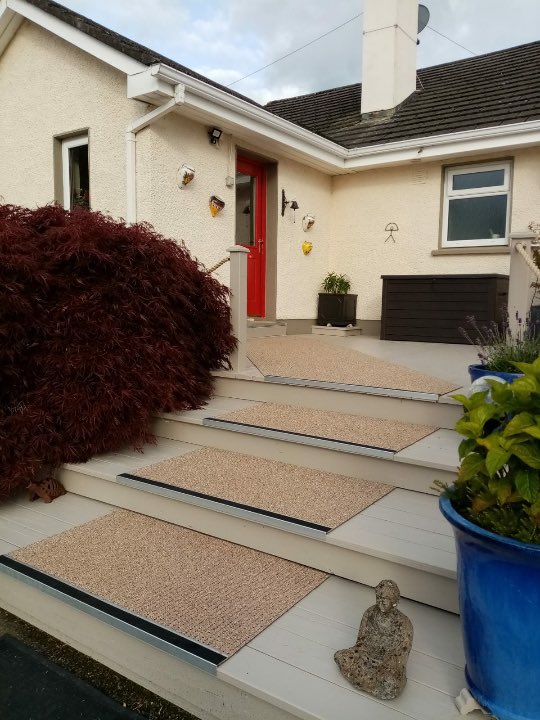 Gardenfx1's tweet photo. Our AKO anti slip matting install secured with a step nosing , tried &amp; tested in icy conditions! #safety #decking #flooring #antislip #gardendesign https://t.co/SMyozjsYjP