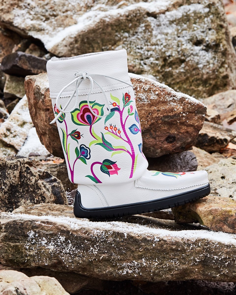 HoltRenfrew's tweet image. For the final part of their 2020 Artist Series program, @Manitobah connected with artist Christi Belcourt, whose mukluks take inspiration from Métis floral embroidery patterns. Available online and in-store. Click to read and shop! #hproject &amp;gt; bit.ly/3nC8D36