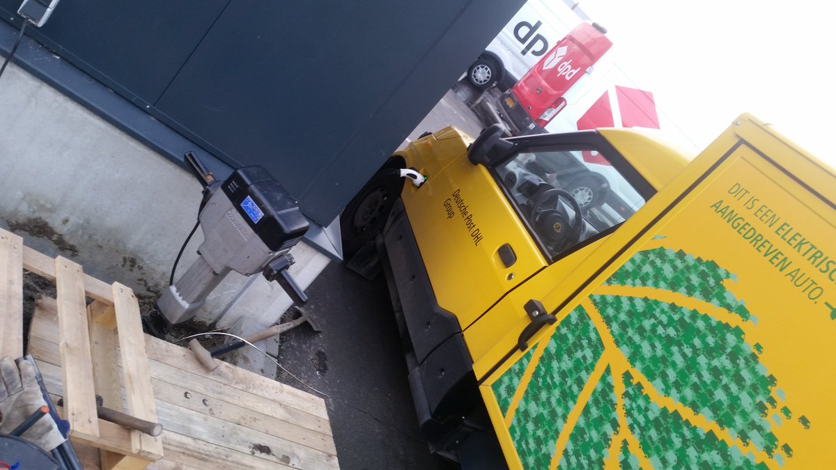 InstallatieComf's tweet photo. Vandaag #Laadplein #eMobility #DHL Hub #Terneuzen van een goede #aarding voorzien. #DHLgoesGreen @Gem_Terneuzen #ZeeuwsVlaanderen https://t.co/qytxI9DDiL @EndurisBV @deltaenergienl #DiepteAardelectrode #DiepteAarding #InstallatieArchitect #deVaan https://t.co/xmPTmmi665