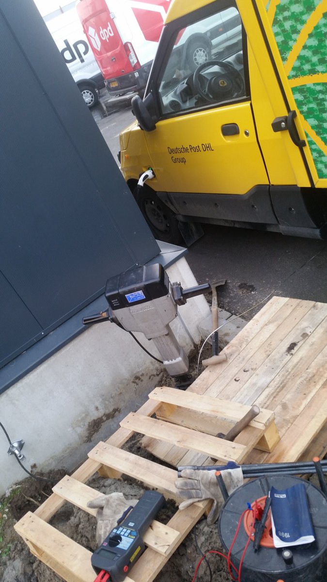 InstallatieComf's tweet photo. Vandaag #Laadplein #eMobility #DHL Hub #Terneuzen van een goede #aarding voorzien. #DHLgoesGreen @Gem_Terneuzen #ZeeuwsVlaanderen https://t.co/qytxI9DDiL @EndurisBV @deltaenergienl #DiepteAardelectrode #DiepteAarding #InstallatieArchitect #deVaan https://t.co/xmPTmmi665