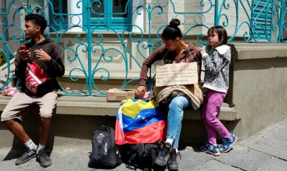 Chekea3's tweet photo. Extranjeros abandona del país por falta de trabajo #migracion reporta salida de 2500 venezolanos hacia chile por pasos ilegales. https://t.co/FXZgKpTRil