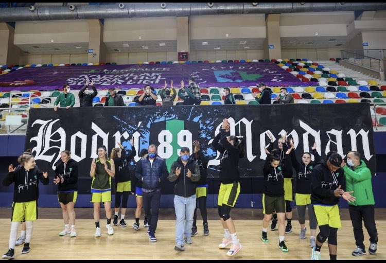 ferhatuzun4189's tweet photo. Hodri Meydan Taraftarlar Derneği olarak, kentimizi Avrupa Ligi’nde temsil edecek olan İzmit Belediyespor’umuza set pankartlarımızı yaptık. Takımımıza oynayacağı tüm müsabakalarda sonsuz başarılar dileriz.
POTA’YA DA HODRİ MEYDAN ! https://t.co/GvRREC7CGv