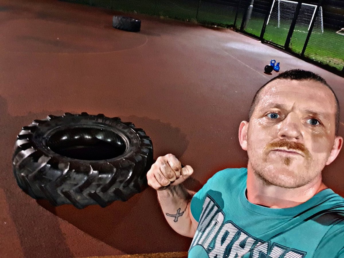 punisherpop's tweet image. 100 Burpees, 100 Pullups, 50 Tyre flips and 72 relay runs towards @__JoeSmith Spartan @lync_active 1000 rep team challenge tonight #teamlync