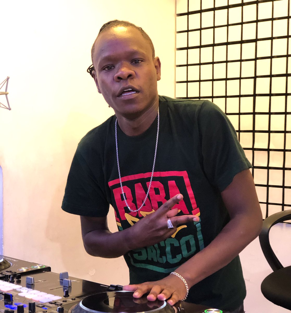 Katambeee sana #TeargasOnNRG @nrgradiokenya inakubambia wapi??