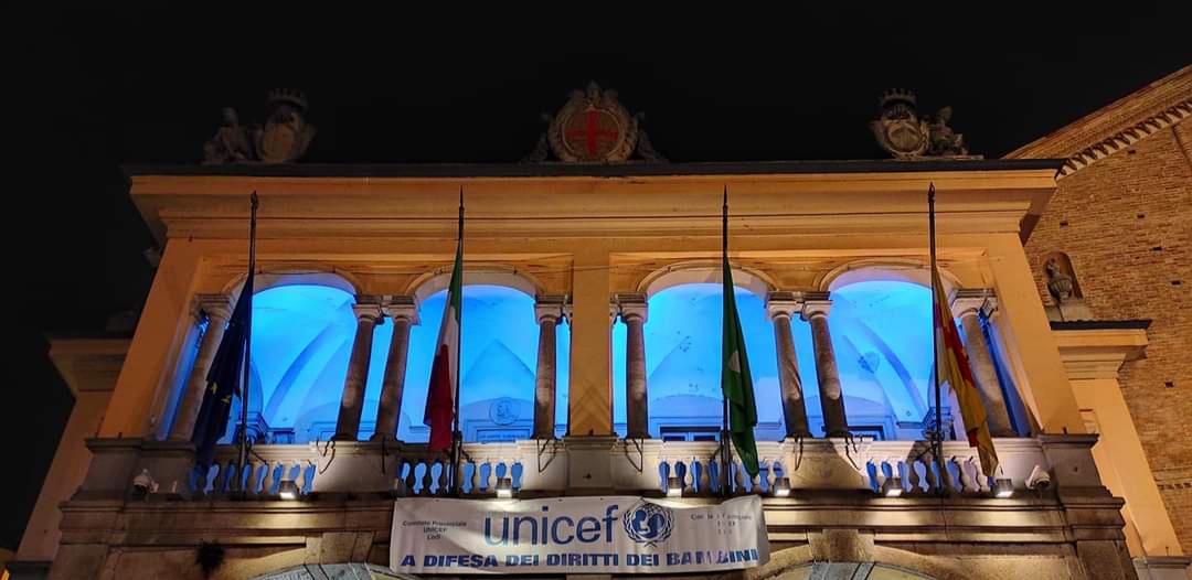Palazzo Broletto si illumina di #blu per la Giornata internazionale per i diritti dell'infanzia e dell'adolescenza. Il Comune di #Lodi aderisce alla campagna #UNICEF