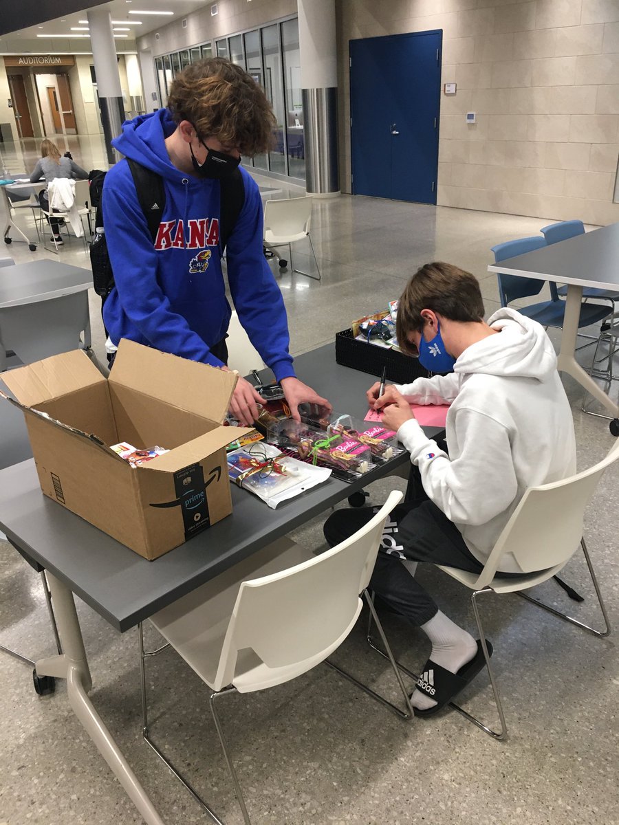 CoachRuport's tweet photo. Ruport afternoon advisory helped pack toys for Children’s Mercy oncology unit! #OWStockingProject #OWGiveAHoot @MrsHoltgraves https://t.co/P1jqgdUUtx