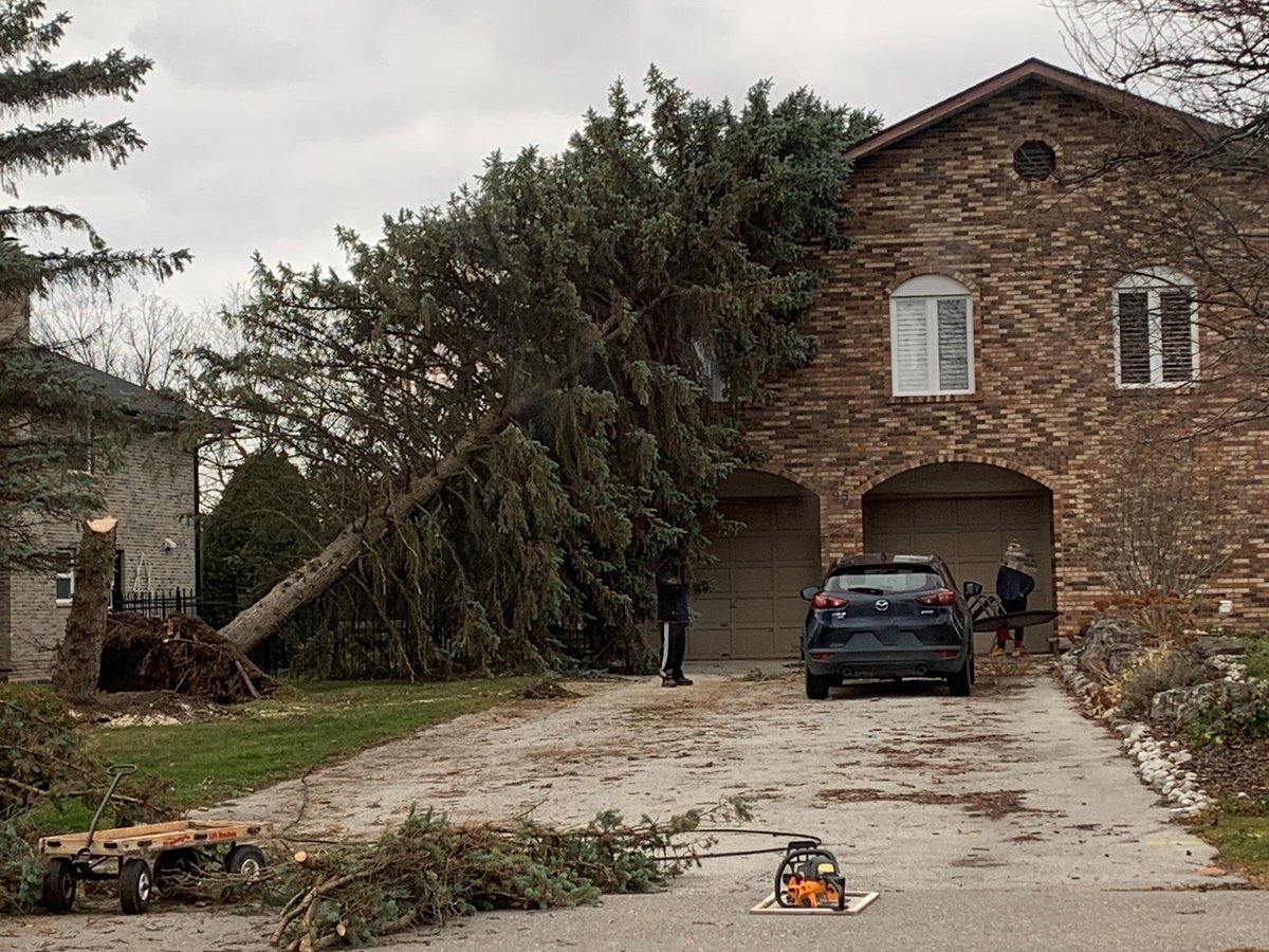 westernuNTP's tweet photo. A damage survey in Georgetown by @westernuNTP, based on initial info from @StormhunterTWN, has turned up Ontario's 41st tornado of 2020. Occurred 1445 EST on 15 Nov, max winds 135 km/h (EF1), length 3.7 km, max width 360 m, mainly tree damage but some light roof damage #onstorm https://t.co/a5AFNl8nQv