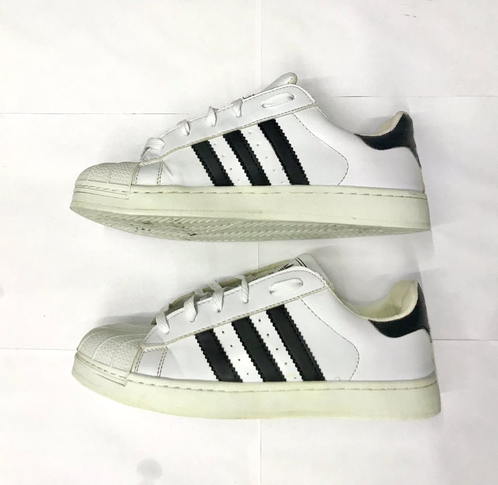 _footed's tweet image. NEW STOCK AVAILABLE⚡️⚡️....Please retweet, my customer is on your TL🙏🏼

First frame : LI- NING | size 44 and half | #7,000

Second frame : Warriors All Stars Remake | size 40| #7,000

Third frame : Adidas | size 42| #6,000

Please Retweet and Send a DM to order⚡️⚡️