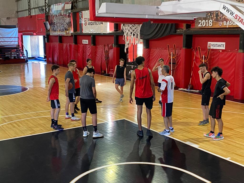 basquetarqui's tweet photo. Los cadetes a full entrenando con los cuidados necesarios de distanciamiento y protocolos de higiene. A disfrutar y seguir cuidándose! 💪🏼🏀 🇾🇪 @clubarqui @FEBAMBAok #regresoalbasquet #backtobasketball #ClubArquitectura #basketball https://t.co/RwO6OynVwp