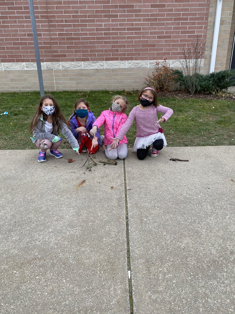 MocksClassRocks's tweet image. “Look Mrs. Mock! We made a teepee and a canoe!” 😍