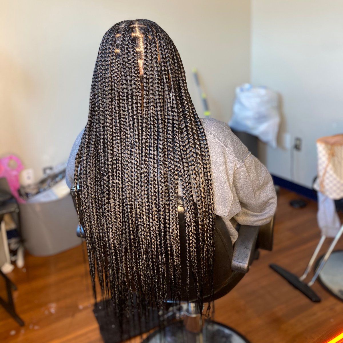 _petalll's tweet photo. Knotless braids by me 💕 https://t.co/w3NqC50P90