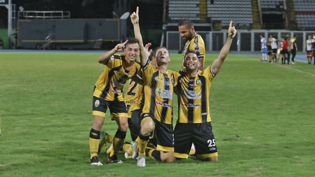 DvoTachira's tweet photo. 📊 El central argentino celebró su primera anotación con el atigrado, tras acumular 454 minutos de juego en la #LigaFUTVE2020 ¡Vamos por más! 💛🖤 https://t.co/rbiDWafsY3