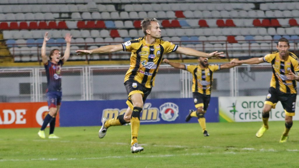 DvoTachira's tweet photo. 📊 El central argentino celebró su primera anotación con el atigrado, tras acumular 454 minutos de juego en la #LigaFUTVE2020 ¡Vamos por más! 💛🖤 https://t.co/rbiDWafsY3