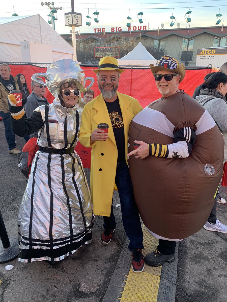 wally_walker's tweet photo. Friday night at last year’s #GreyCup was my 1st #GCmeetup. it was a BLAST! a big thank you to a couple of people that helped me get me in there. you know who you are. 🙂 looking forward to next year’s meet up at #GreyCup2021 in #HamOnt. #TiCats #CFL https://t.co/oTr1EypkBO