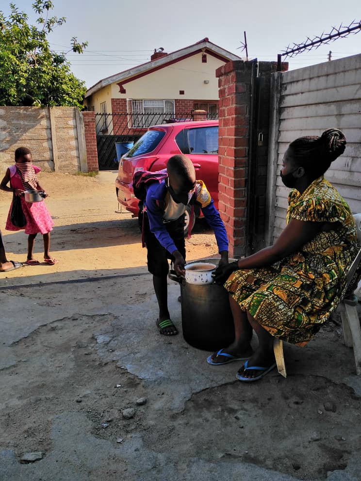 Semalho's tweet photo. Day 219!

Porridge 976
Supper 1845

Served Sadza and Cabbage

170kgs mealie meal 
80 cabbages
1 crate tomatoes 
30 onions 
34 packets royco 
4kgs salt 
18kgs sugar 
16 bottles peanut butter 
9l cooking oil https://t.co/uQ0vAYmQE0