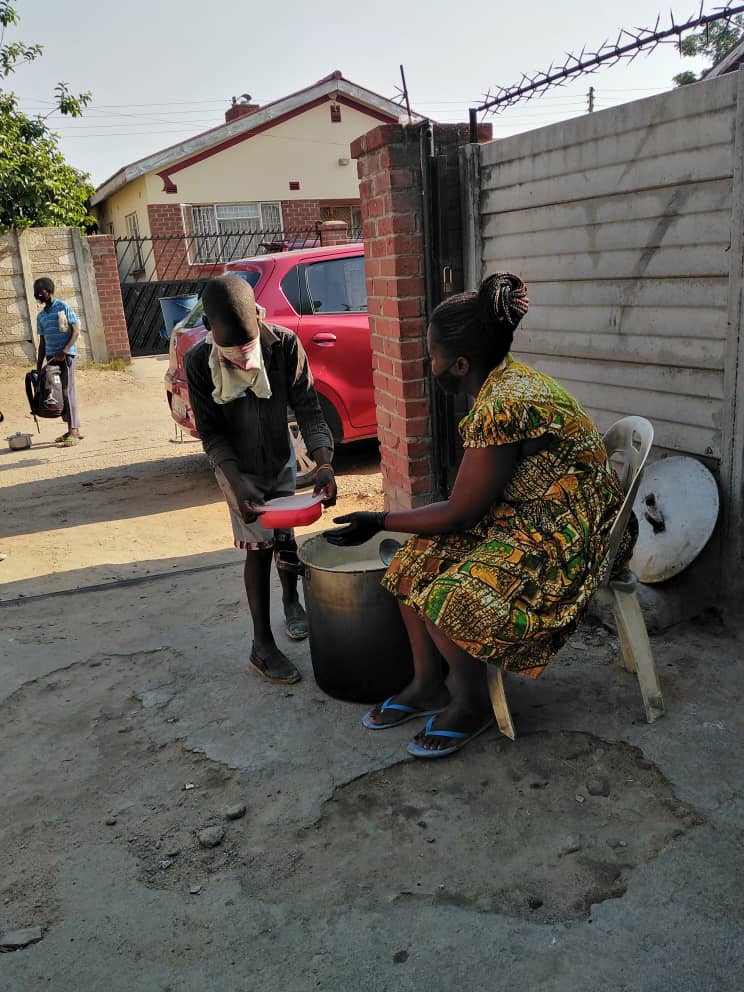 Semalho's tweet photo. Day 219!

Porridge 976
Supper 1845

Served Sadza and Cabbage

170kgs mealie meal 
80 cabbages
1 crate tomatoes 
30 onions 
34 packets royco 
4kgs salt 
18kgs sugar 
16 bottles peanut butter 
9l cooking oil https://t.co/uQ0vAYmQE0