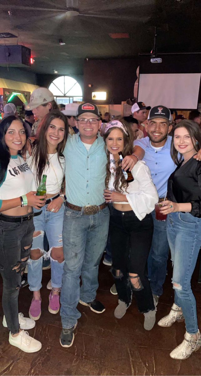 titty_45's tweet photo. Party crowd https://t.co/5EoOztNqFb