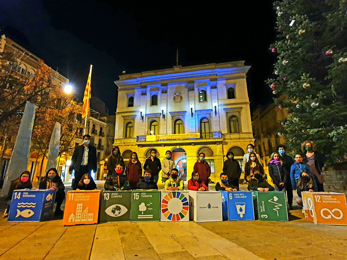 Avui amb els membres del Consell de la Infància hem commemorat davant l'ajuntament el #DiaUniversalInfància