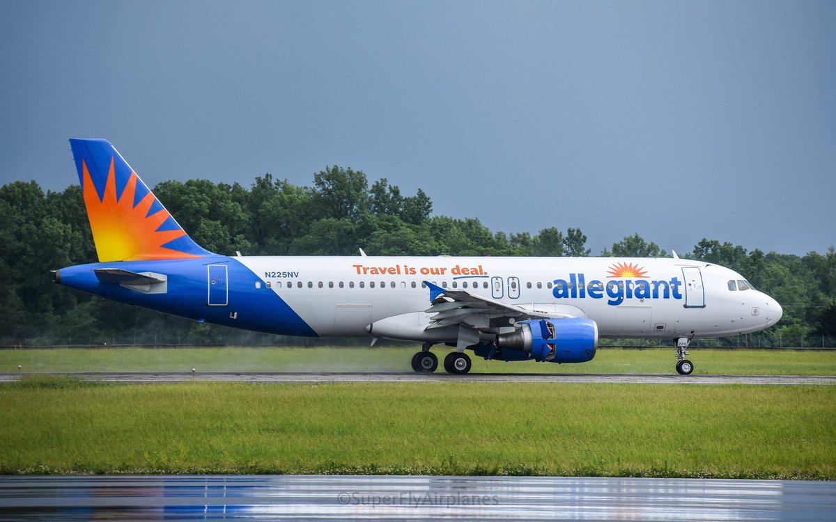 supflyairplanes's tweet photo. Allegiant arriving at @RickIntlAirport after an afternoon thunderstorm #N225NV #AllegiantAir #A320 #Airbus320 #KLCK #Airbus #Arrival #Airplanes #Aviation #ColumbusSpotters #SpottingInCbus #ThrustReverser #Rickenbacker #AvGeek #Planespotting https://t.co/zocFyUdVDc