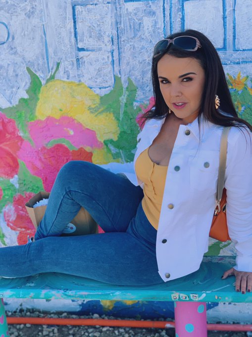 Had so much fun shopping today! Happy Friday! Posting new content today too 💫 Link in bio🤗 #FridayVibes<a href="/tag/smile"class="tags"><span>#smile</span></a><a href="/tag/kisses"class="tags"><span>#kisses</span></a><a href="/tag/bebrave"class="tags"><span>#bebrave</span></a><a href="/tag/fridayvibes"class="tags"><span>#fridayvibes</span></a>