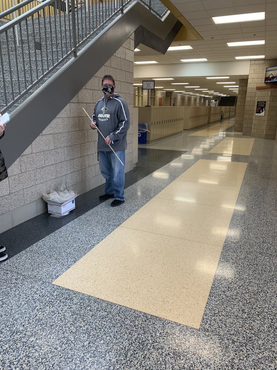 #HuskiesHS staff have jumped into new roles as we shifted to distance learning. Dan, one of our school monitors, is usually supervising our halls, parking lot, &amp; cafe, but today he’s a scientist helping a student with their egg drop experiment. #StrongerTogether #HuskyPride