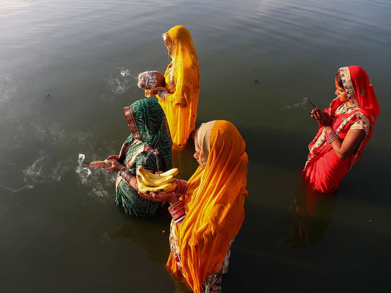 Hindu devotees pray standing in knee deep waters in the Hussain Sagar Lake during Chhath Puja festival in Hyderabad, India Image Credit: AP #India https://t.co/LqKFHWx6Ay