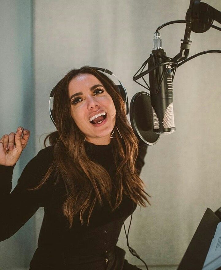 Anitta's tweet image. Dia do Músico não pode passar em branco, né? ✨ Obrigada por tudo, meus amores! Qual música minha vocês mais amam?